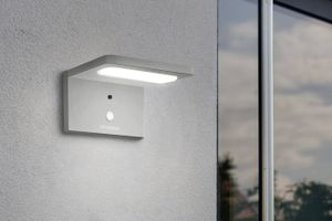 Moderne wandlamp op zonne-energie