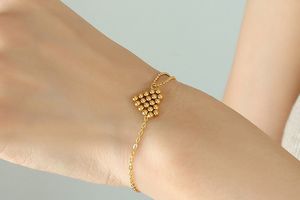 Stijlvolle armband met speelse hartjesbedel