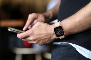 Smartwatch avec mode sport (au choix : gris ou or rose)