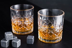 Whiskeyglazen in box met herbruikbare ijsblokjes