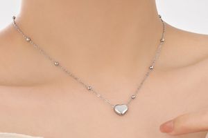 Collier Argenté avec Pendentif en Forme de Cœur