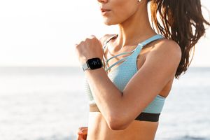 Smartwatch met sportmodus (keuze uit: grijs of roségoud)
