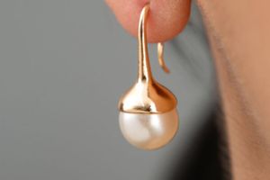 Boucles d'oreilles dorées avec perles artificielles