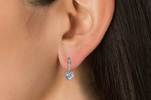 Zilverkleurige oorbellen met Swarovski-elementen