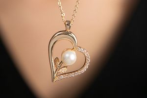 Chaîne avec cœur, perle artificielle et zircons