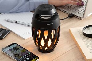 Draadloze speaker met lantaarn-uiterlijk en kaarseffect