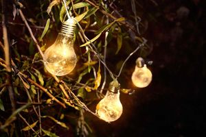 Guirlande lumineuse solaire avec 15 ampoules (8,75 m)