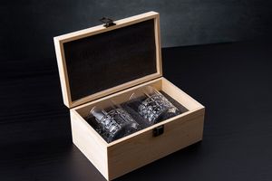 Whiskeyglazen in box met herbruikbare ijsblokjes