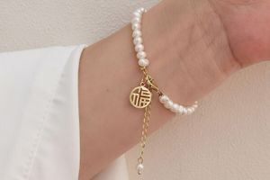 Bracelet en perles avec médaillon de Sophie Siero