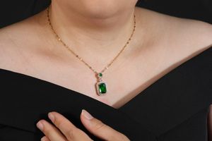 Ketting met zirkonia's en groene glasstenen (18K gouden plating)