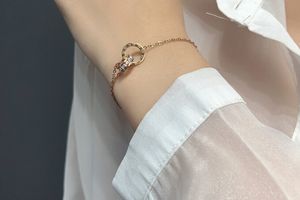 Bracelet doré avec 2 anneaux