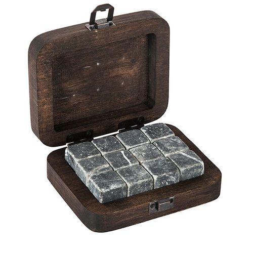 Stenen ijsblokjes in een houten kistje