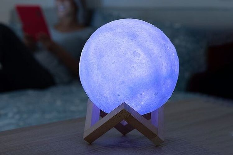 3D-maanlamp met 16 RGB-kleuren