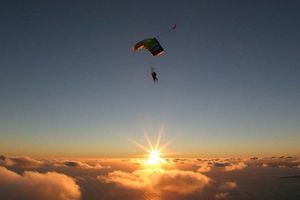 Tandem-parachutesprong op 13.000 voet hoogte