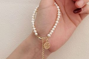 Bracelet en perles avec médaillon de Sophie Siero
