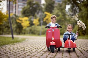 Vespa électrique avec side-car pour enfants de Max Kids