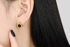Boucles d'oreilles dorées avec pierre noire