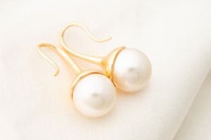Boucles d'oreilles dorées avec perles artificielles