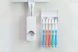 Tandpasta dispenser en tandenborstelhouder