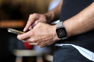 Smartwatch avec mode sport (au choix : gris ou or rose)