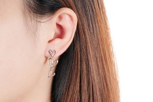 Boucles d'oreilles argentées avec cœurs et pierres scintillantes