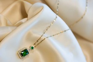 Ketting met zirkonia's en groene glasstenen (18K gouden plating)