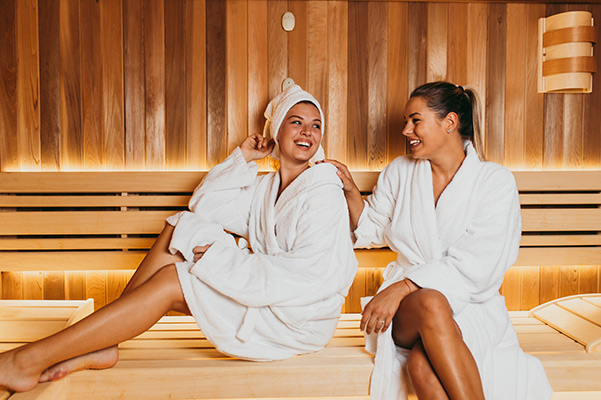lachende vrouwen in de sauna bij Devarana