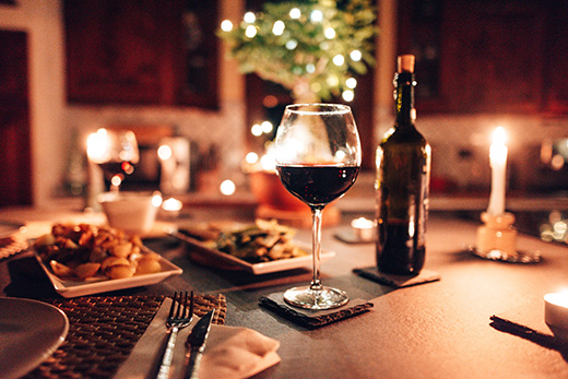 Diner met glas wijn op tafel