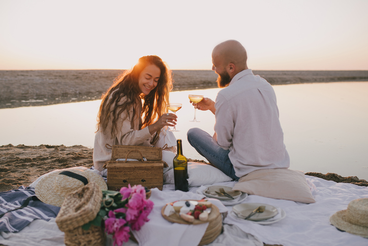 Romantische picknick bij zonsondergang