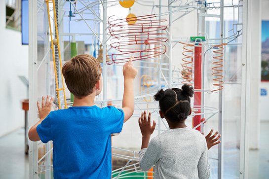 kinderen spelen in educatief museum