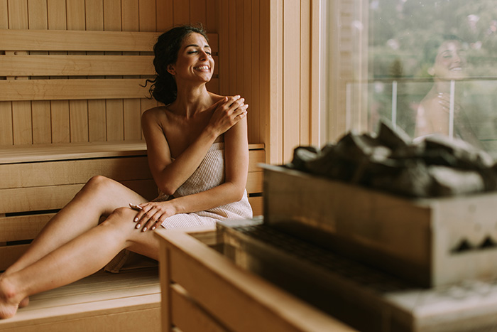 Vrouw met ogen dicht in een sauna