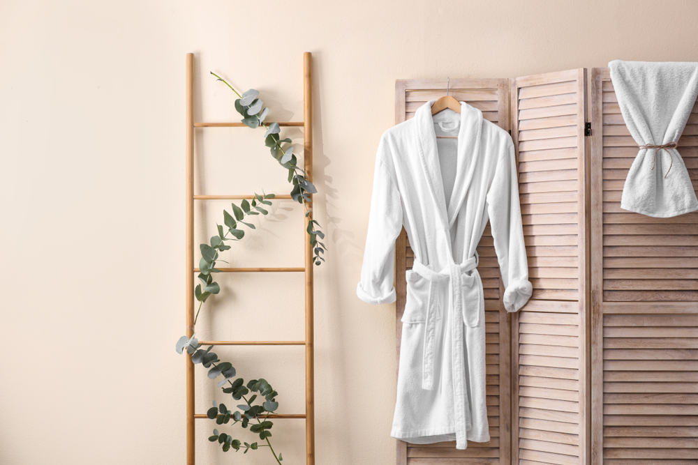 badjas aan kledinghanger in moderne badkamer