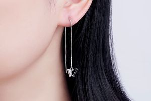 Silberfarbene Ohrringe mit Schmetterlingen
