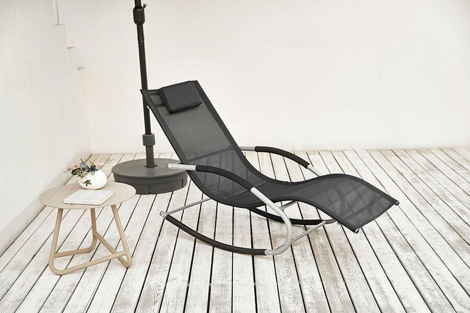 Schommel van Feel Furniture - Schommel-ligstoel van Feel (zwart of beige) | VakantieVeilingen.nl | Bied mee