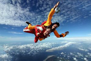 Tandem-parachutesprong op 13.000 voet hoogte